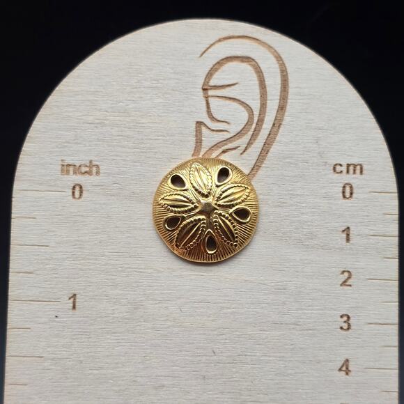 Gold Tonen Sand Dollar Earrings Vintage Beachy Costume Jewelry - Picture 2 of 4